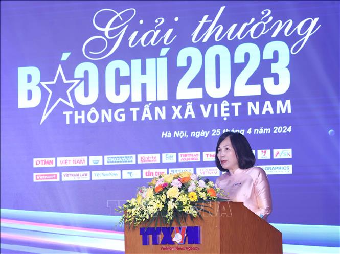 Bà Nguyễn Hồng Hạnh, Phó Chủ tịch Thường trực Liên Chi hội Nhà báo Thông tấn xã Việt Nam phát biểu tại Lễ trao giải. Ảnh: Phương Hoa - TTXVN