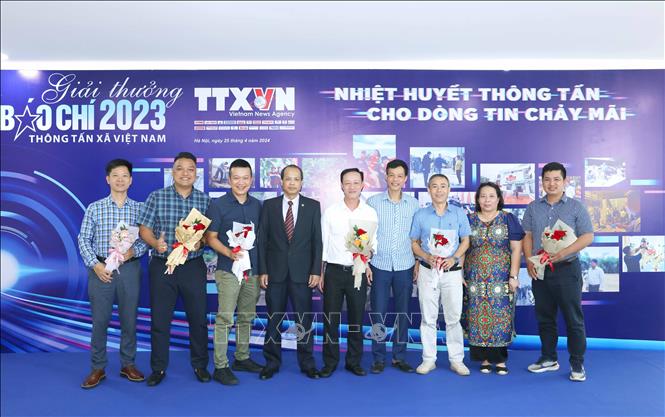 Lãnh đạo và các phóng viên Ban Biên tập Ảnh đạt giải Báo chí Thông tấn xã Việt Nam năm 2023. Ảnh: Phương Hoa - TTXVN
