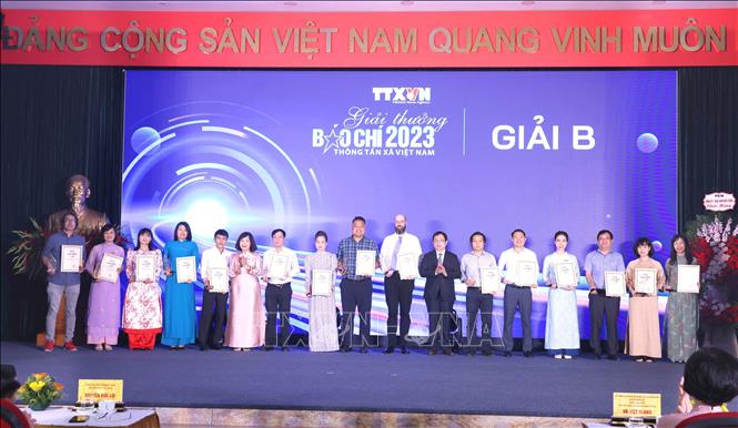 Các tác giả, nhóm tác giả nhận Giải B Giải thưởng Báo chí Thông tấn xã Việt Nam năm 2023. Ảnh: Phương Hoa - TTXVN