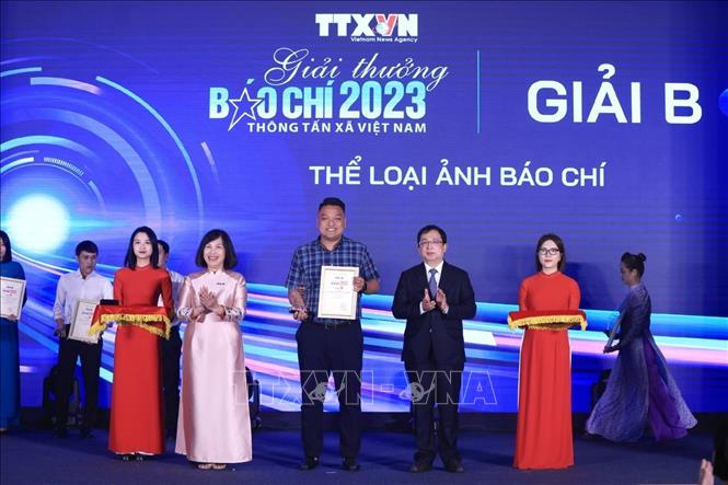 Phó Tổng giám đốc TTXVN Nguyễn Tuấn Hùng và Phó Chủ tịch thường trực Liên chi hội nhà báo TTXVN Nguyễn Hồng Hạnh trao giải B cho các tác giả, nhóm tác giả đạt giải. Ảnh: Tuấn Anh - TTXVN