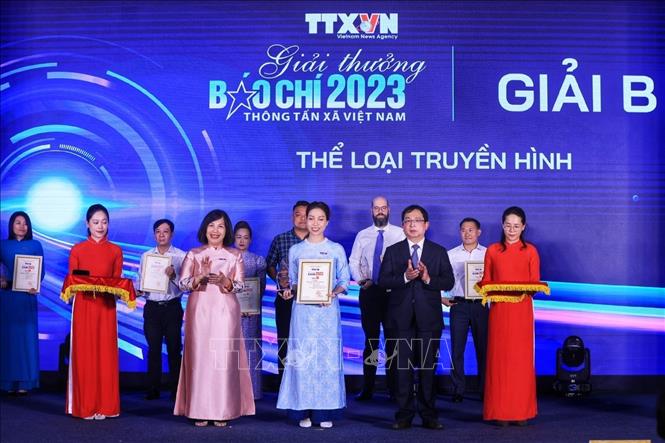 Phó Tổng giám đốc TTXVN Nguyễn Tuấn Hùng và Phó Chủ tịch thường trực Liên chi hội nhà báo TTXVN Nguyễn Hồng Hạnh trao giải B cho các tác giả, nhóm tác giả đạt giải. Ảnh: Tuấn Anh - TTXVN