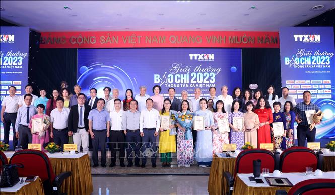 Các đại biểu và tác giả, nhóm tác giả tại Lễ trao Giải thưởng Báo chí Thông tấn xã Việt Nam năm 2023. Ảnh: Phương Hoa - TTXVN