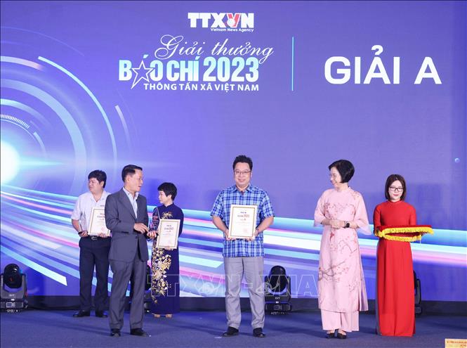 Tác giả Dương Anh Tùng, Ban Biên tập Tin trong nước nhận Giải A . Ảnh: Phương Hoa - TTXVN