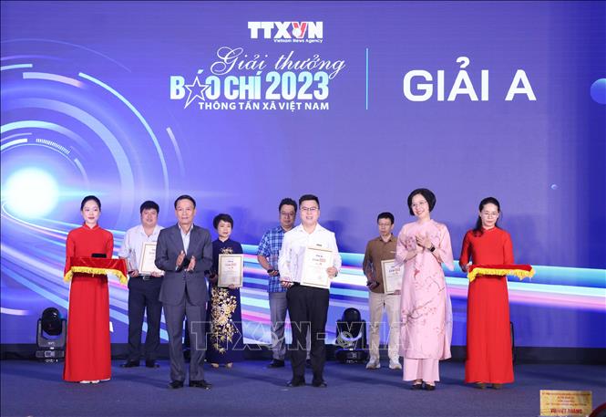 Nhóm tác giả Báo Điện tử VietnamPlus nhận Giải A. Ảnh: Phương Hoa - TTXVN