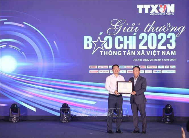 Phó Chủ tịch Thường trực Hội Nhà báo Việt Nam Nguyễn Đức Lợi trao Bằng khen của Hội Nhà báo Việt Nam cho phóng viên Nguyễn Văn Oanh (CQTT Lai Châu) vì những thành tích đóng góp xuất sắc cho công tác Hội. Ảnh: Tuấn Anh - TTXVN