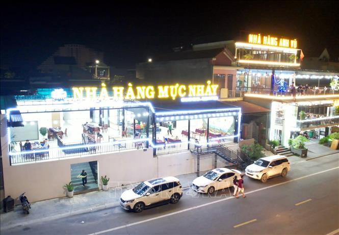Các nhà hàng tại thành phố Đồng Hới (Quảng Bình) nâng cấp cơ sở vật chất, hệ thống đèn điện, chiếu sáng để phục vụ du khách. Ảnh: TTXVN phát