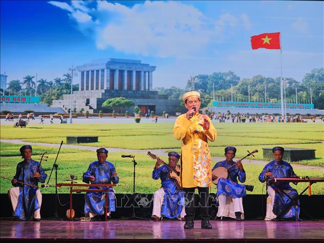 Thí sinh Nguyễn Quang Vinh đạt giải dành cho thí sinh hát về Bác Hồ hay nhất. Ảnh: Đức Hạnh - TTXVN 
