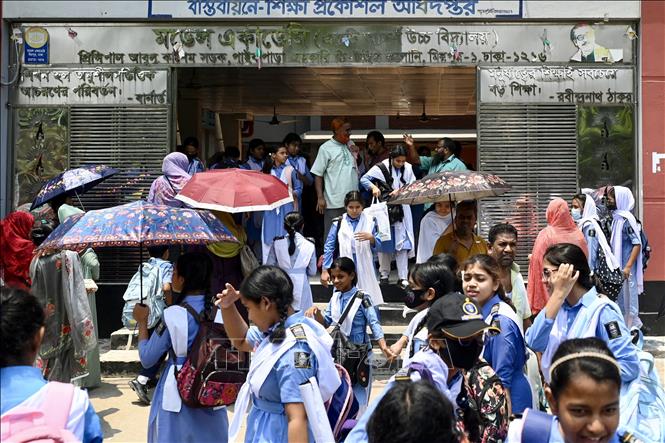 Học sinh tại một trường học ở Dhaka, Bangladesh, ngày 28/4/2024. Ảnh: AFP/TTXVN
