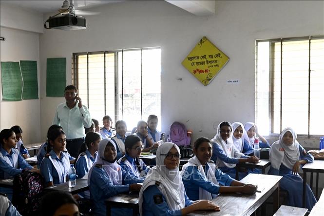Học sinh tại một trường học ở Dhaka, Bangladesh, ngày 28/4/2024. Ảnh: AFP/TTXVN